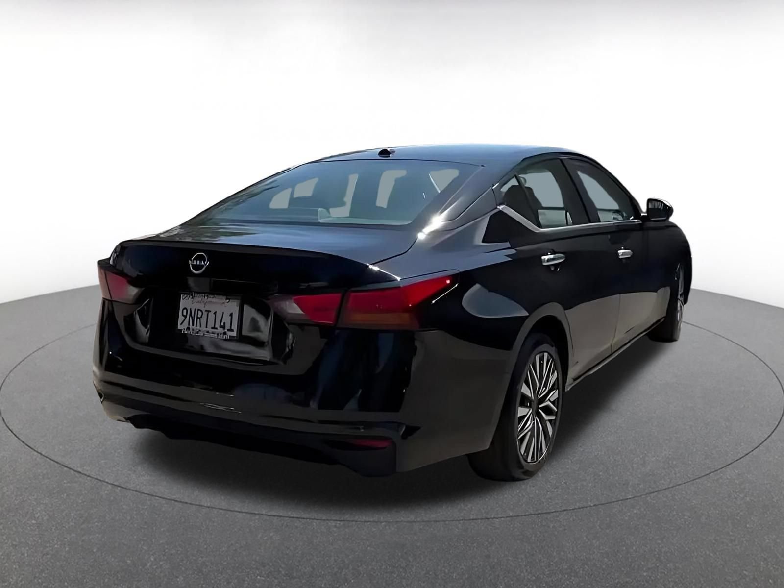 Used 2025 Nissan Altima 2.5 SV FWD image 14