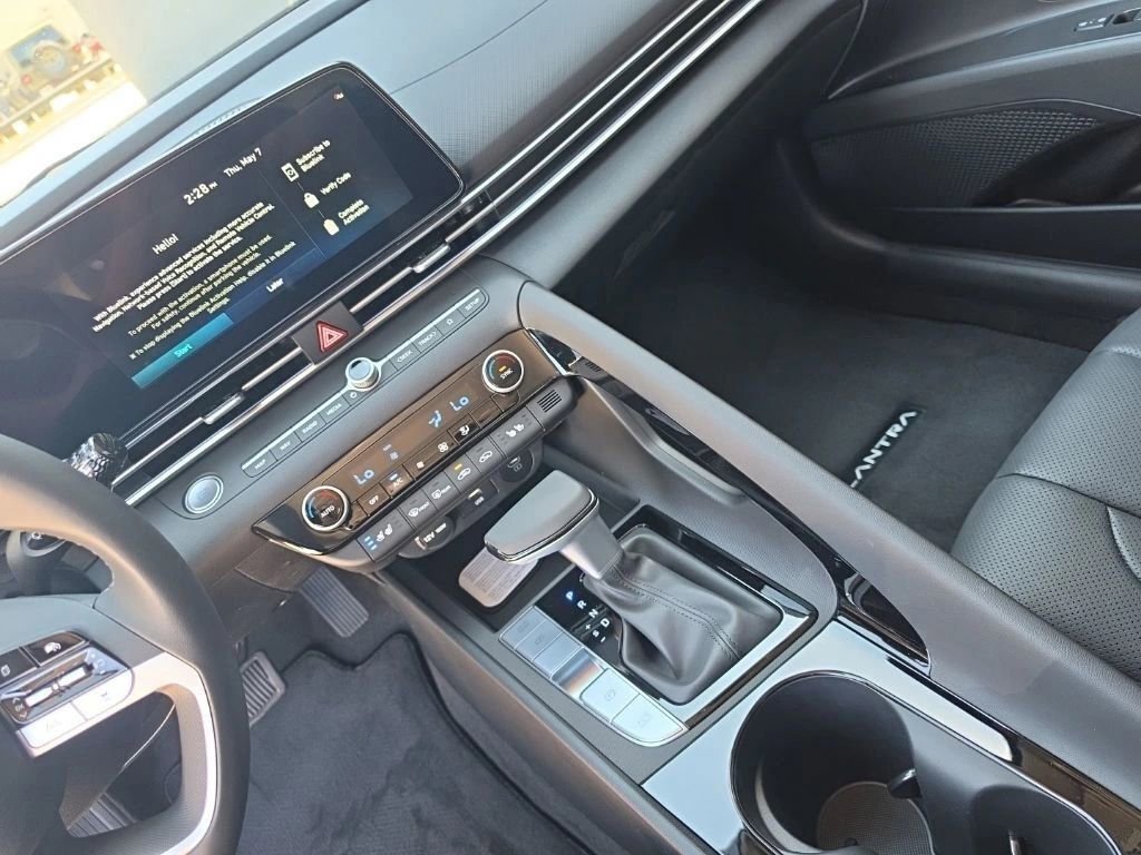 Used 2025 Hyundai Elantra Limited FWD image 12