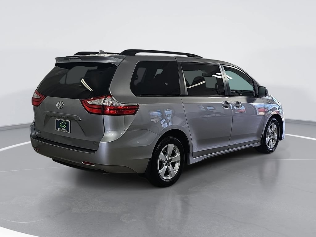 Used 2018 Toyota Sienna LE w/ Carpet Mat Package FWD image 3