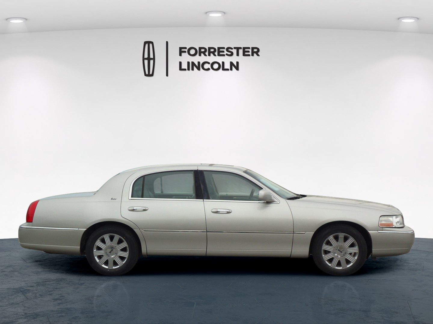 Used 2003 Lincoln Town Car Cartier RWD image 2