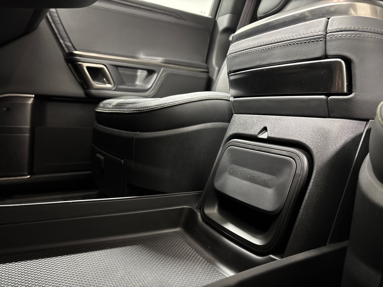 Used 2023 Rivian R1S Adventure image 33