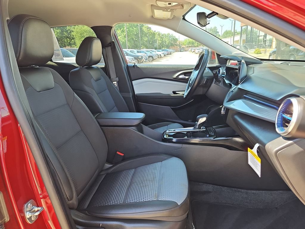 Used 2025 Chevrolet Trax LT w/ LT Convenience Package FWD image 31