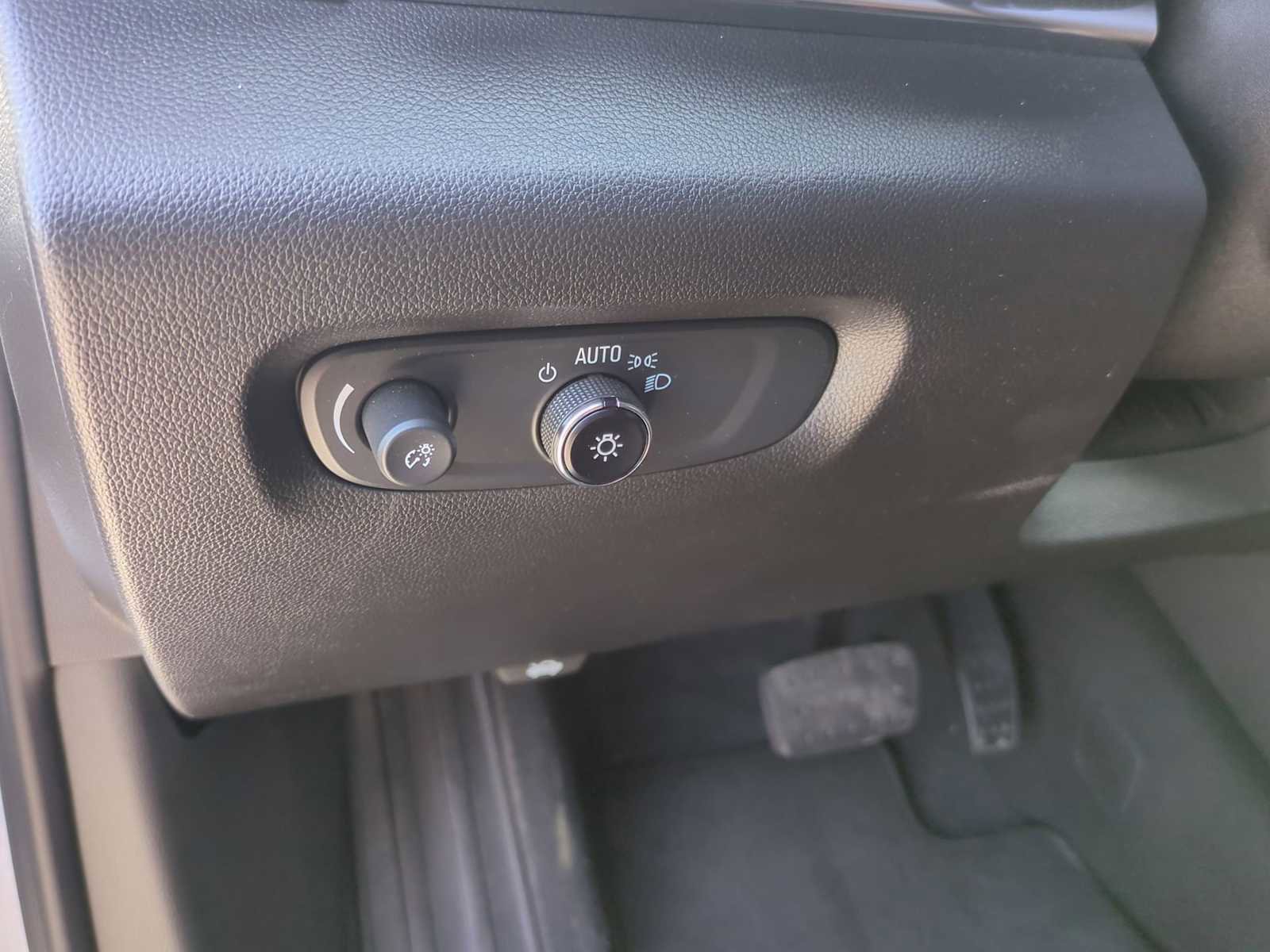 Used 2023 Chevrolet Traverse Premier image 35