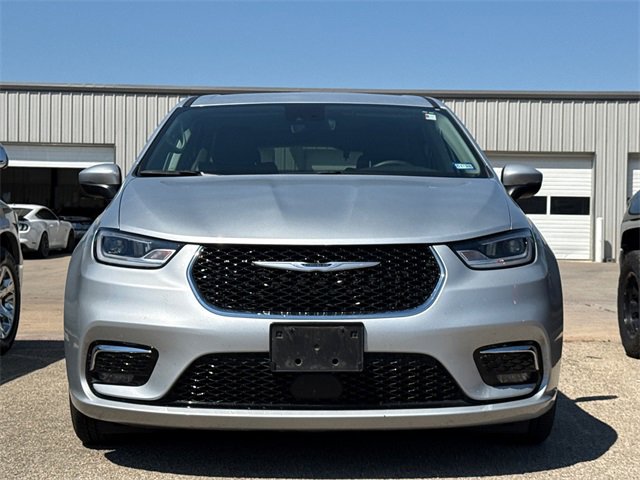 Used 2023 Chrysler Pacifica Touring-L image 2