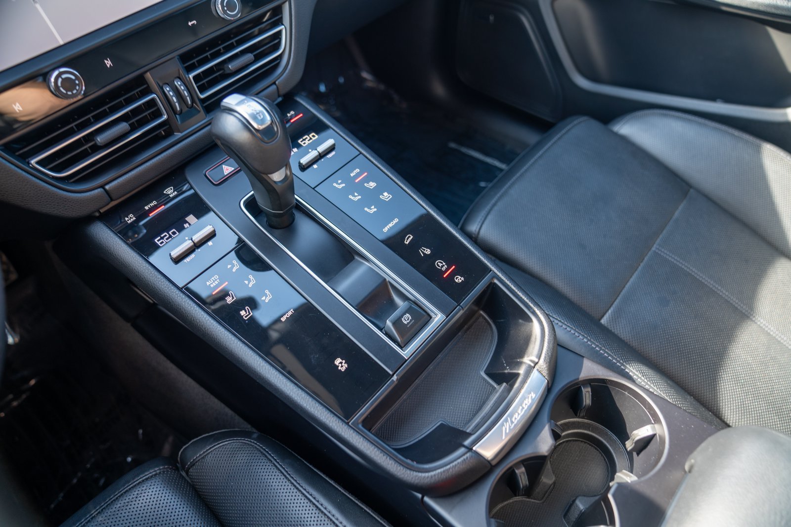 Certified 2024 Porsche Macan AWD/4WD image 22