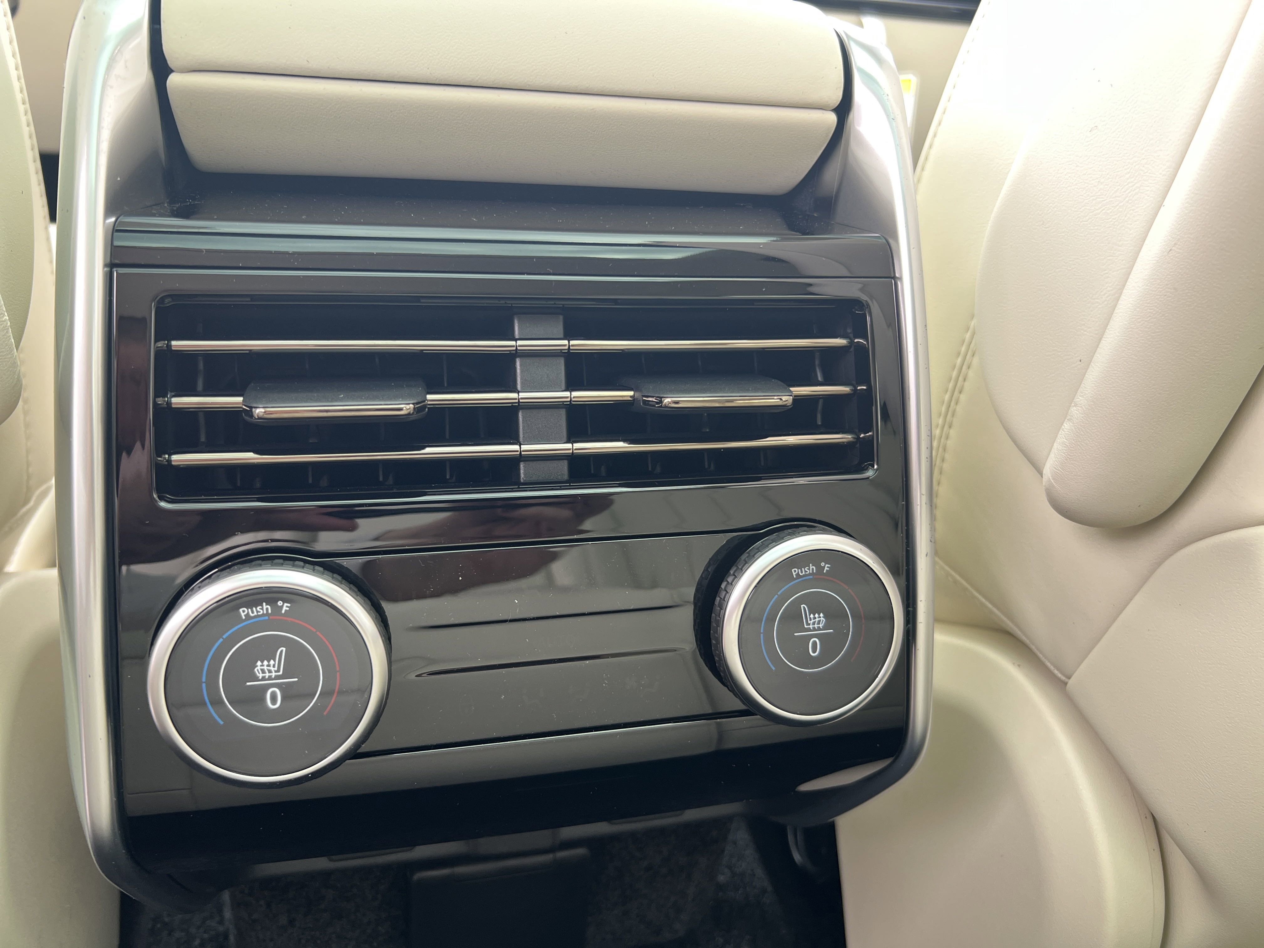 New 2025 Land Rover Range Rover SE image 27