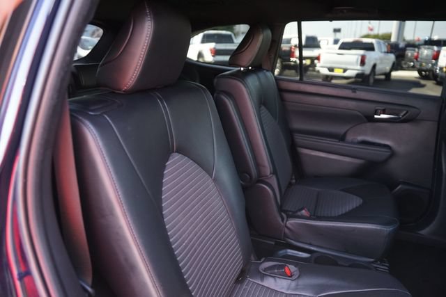 Used 2022 Toyota Highlander XSE AWD/4WD image 19