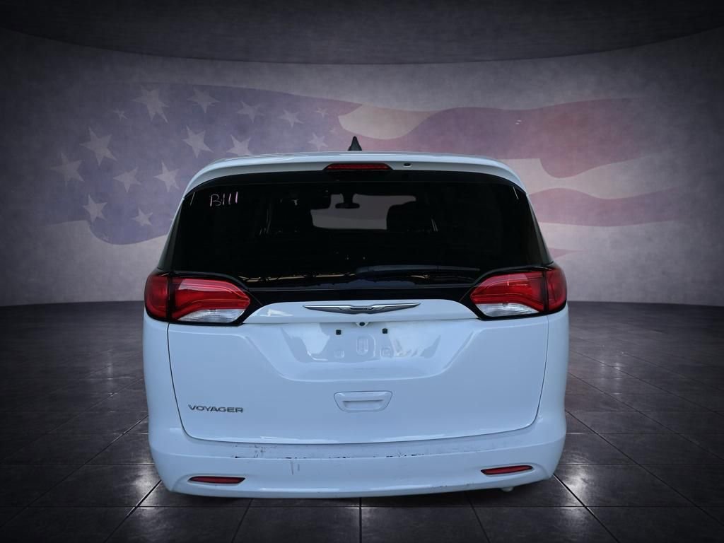 Used 2022 Chrysler Voyager LX image 4