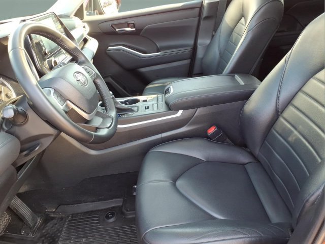 Used 2022 Toyota Highlander XLE AWD/4WD image 13