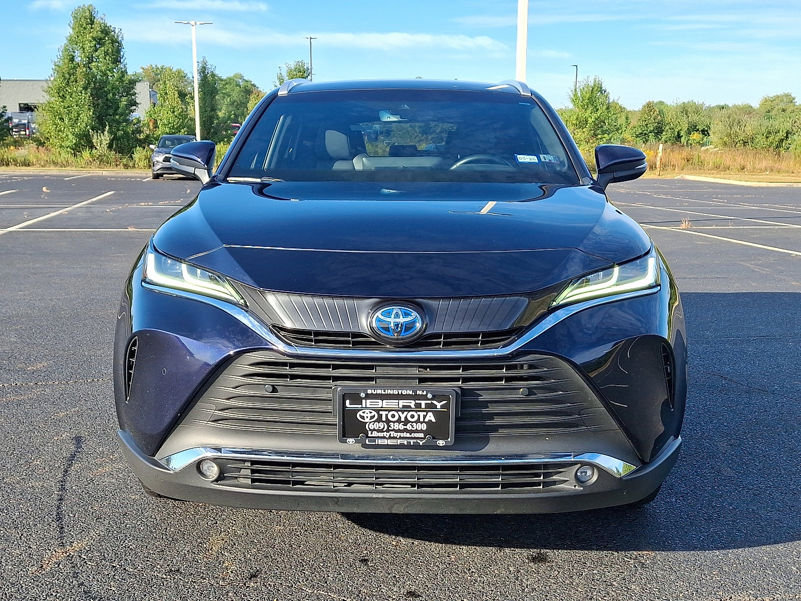 Used 2024 Toyota Venza XLE image 2