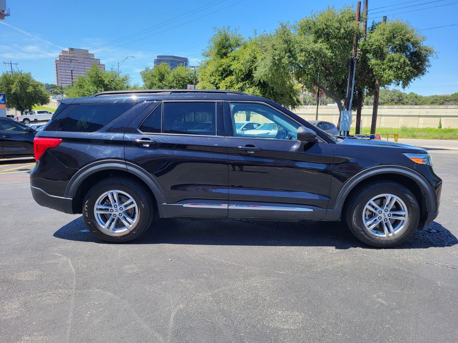 Used 2022 Ford Explorer XLT w/ Equipment Group 202A AWD/4WD image 2