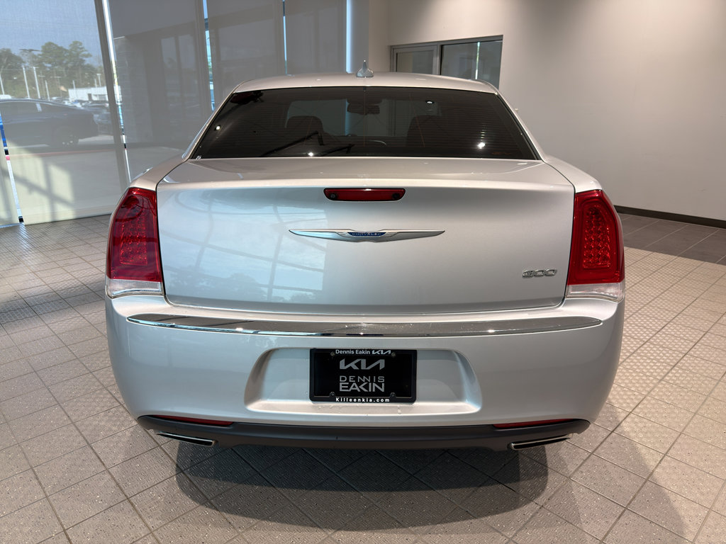 Used 2021 Chrysler 300 Touring w/ Driver Convenience Group image 4