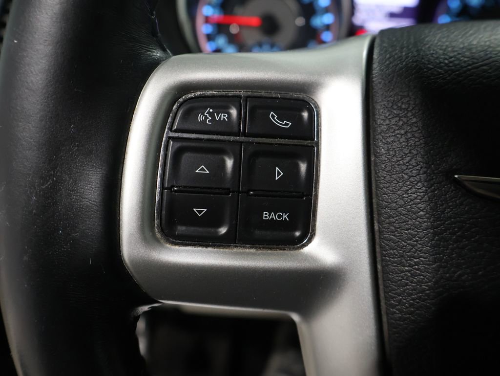 Used 2015 Chrysler Town & Country Touring image 30