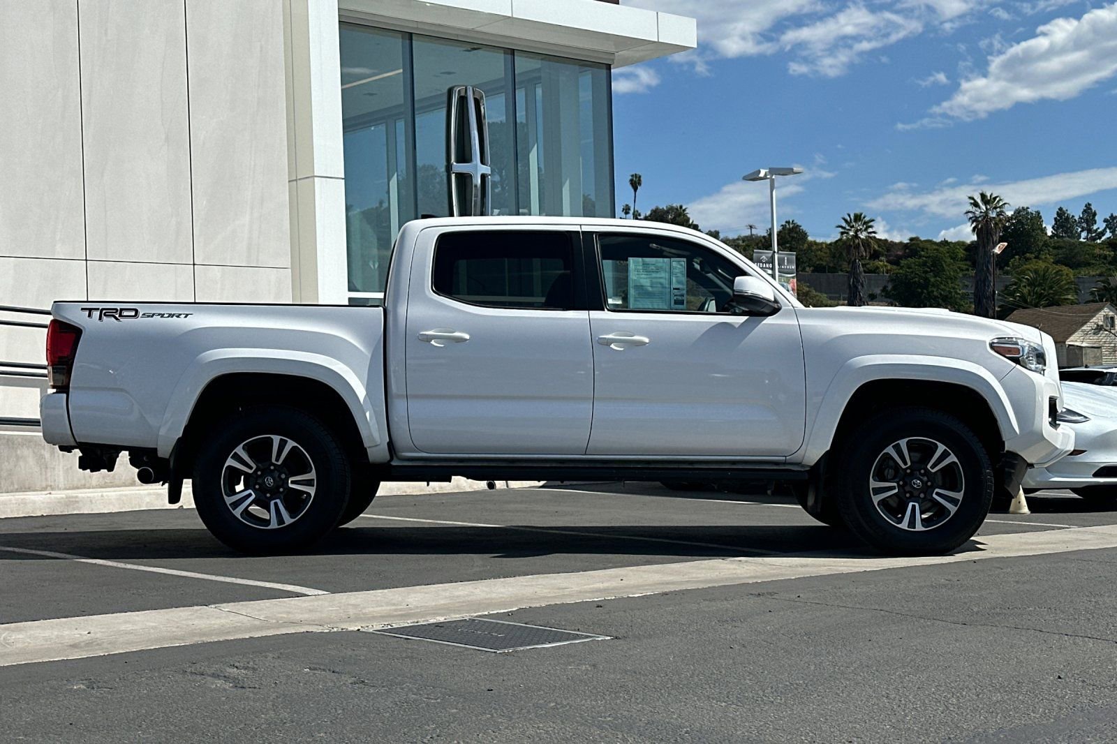 Used 2018 Toyota Tacoma TRD Sport w/ Technology Package image 2