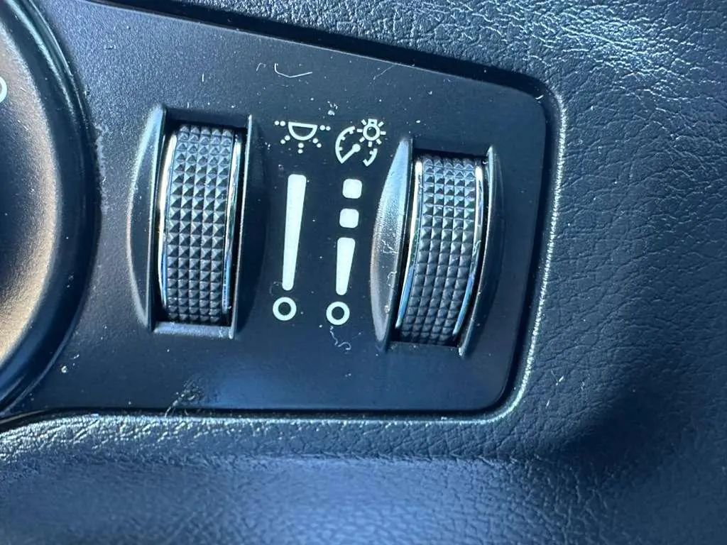 Used 2018 Jeep Compass Latitude image 29