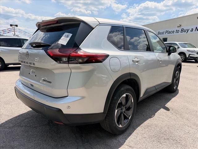 Used 2024 Nissan Rogue SV AWD/4WD image 4
