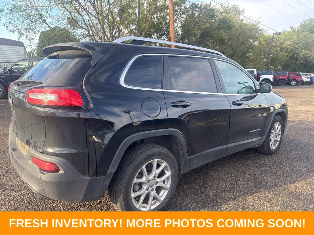 Used 2017 Jeep Cherokee Latitude w/ Comfort & Sound Group FWD image 2