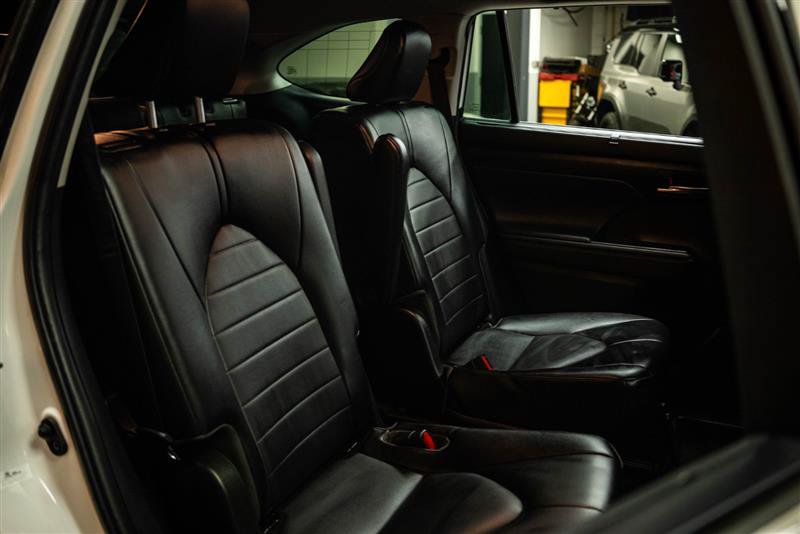 Used 2022 Toyota Highlander XLE AWD/4WD image 13