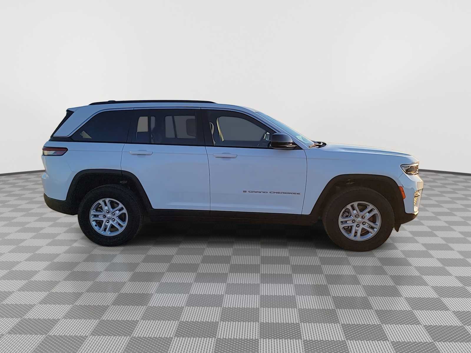 Used 2024 Jeep Grand Cherokee Laredo AWD/4WD image 9