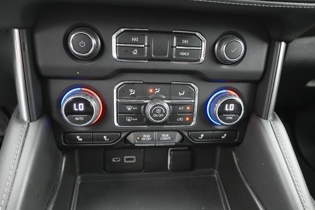 Used 2022 Chevrolet Suburban LT w/ Luxury Package RWD image 9