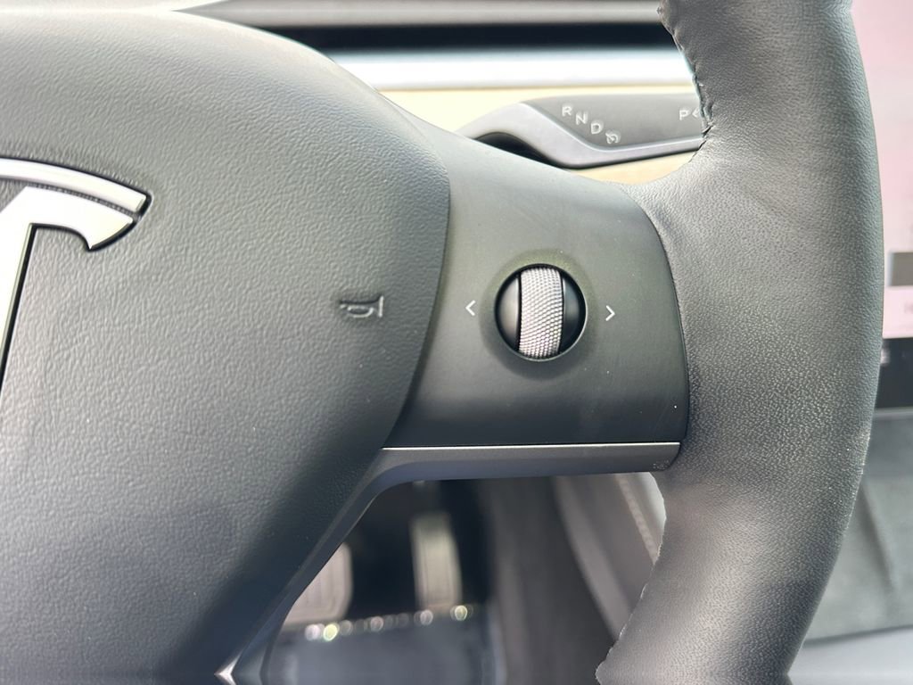 Used 2022 Tesla Model Y Long Range AWD/4WD image 25
