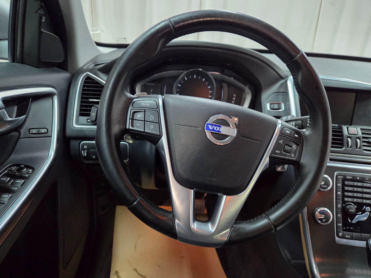 Used 2015 Volvo XC60 T6 image 25