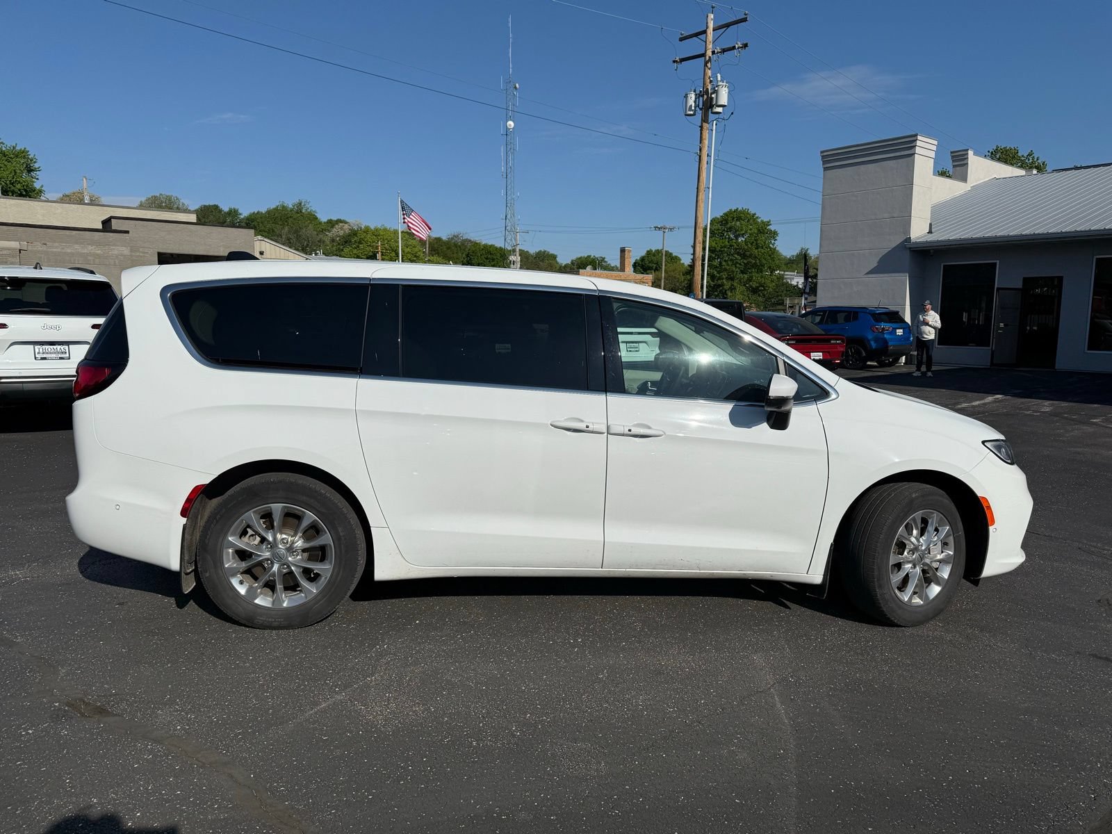 Used 2023 Chrysler Pacifica Touring-L AWD/4WD image 9