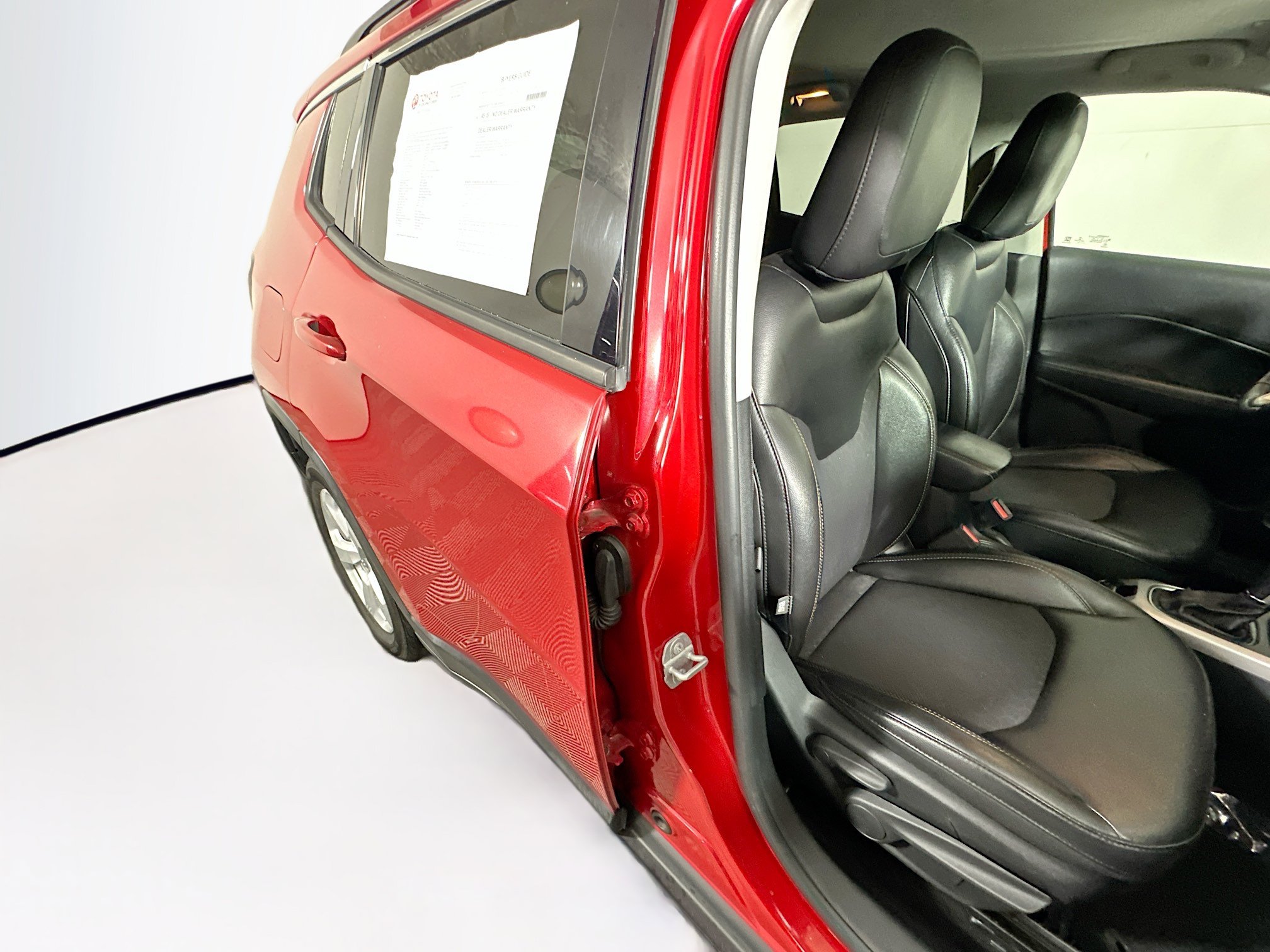 Used 2018 Jeep Compass Latitude FWD image 28