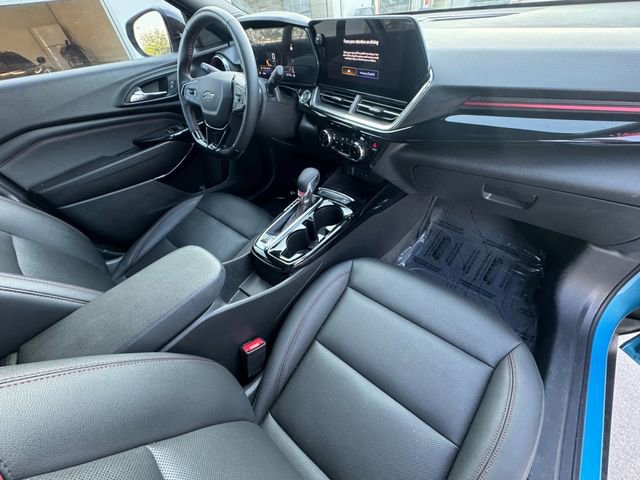 Certified 2025 Chevrolet Trax RS w/ Sunroof Package FWD image 32