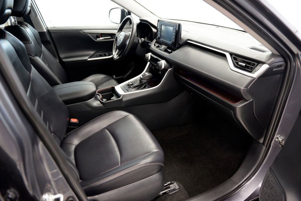 Used 2019 Toyota RAV4 Limited image 30