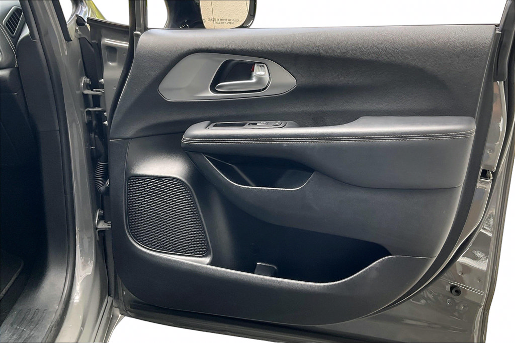 Used 2025 Chrysler Pacifica Limited FWD image 22