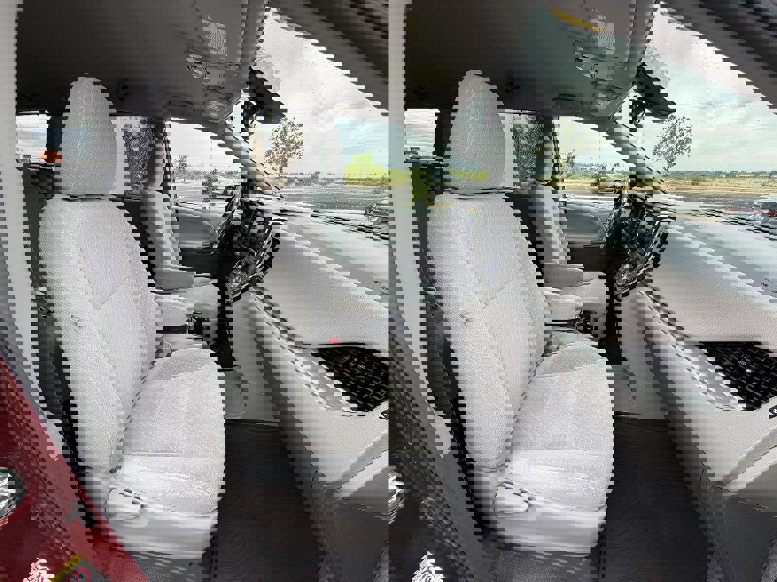 Used 2018 Toyota Sienna LE w/ Carpet Mat Package image 32