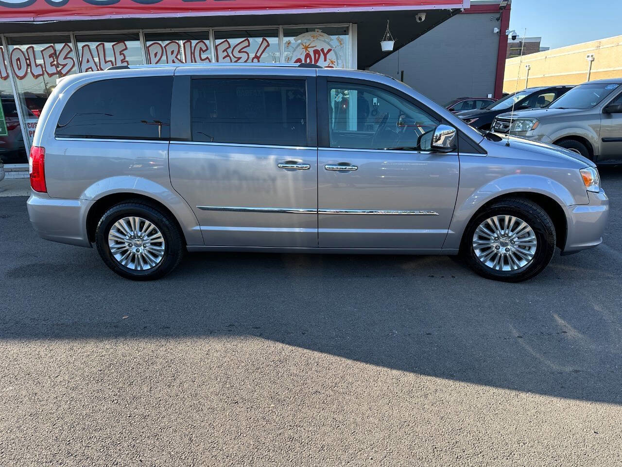Used 2015 Chrysler Town & Country Limited image 6