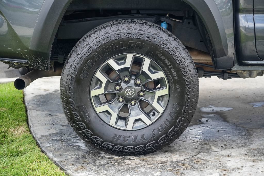 Used 2023 Toyota Tacoma TRD Off-Road w/ Technology Package AWD/4WD image 11