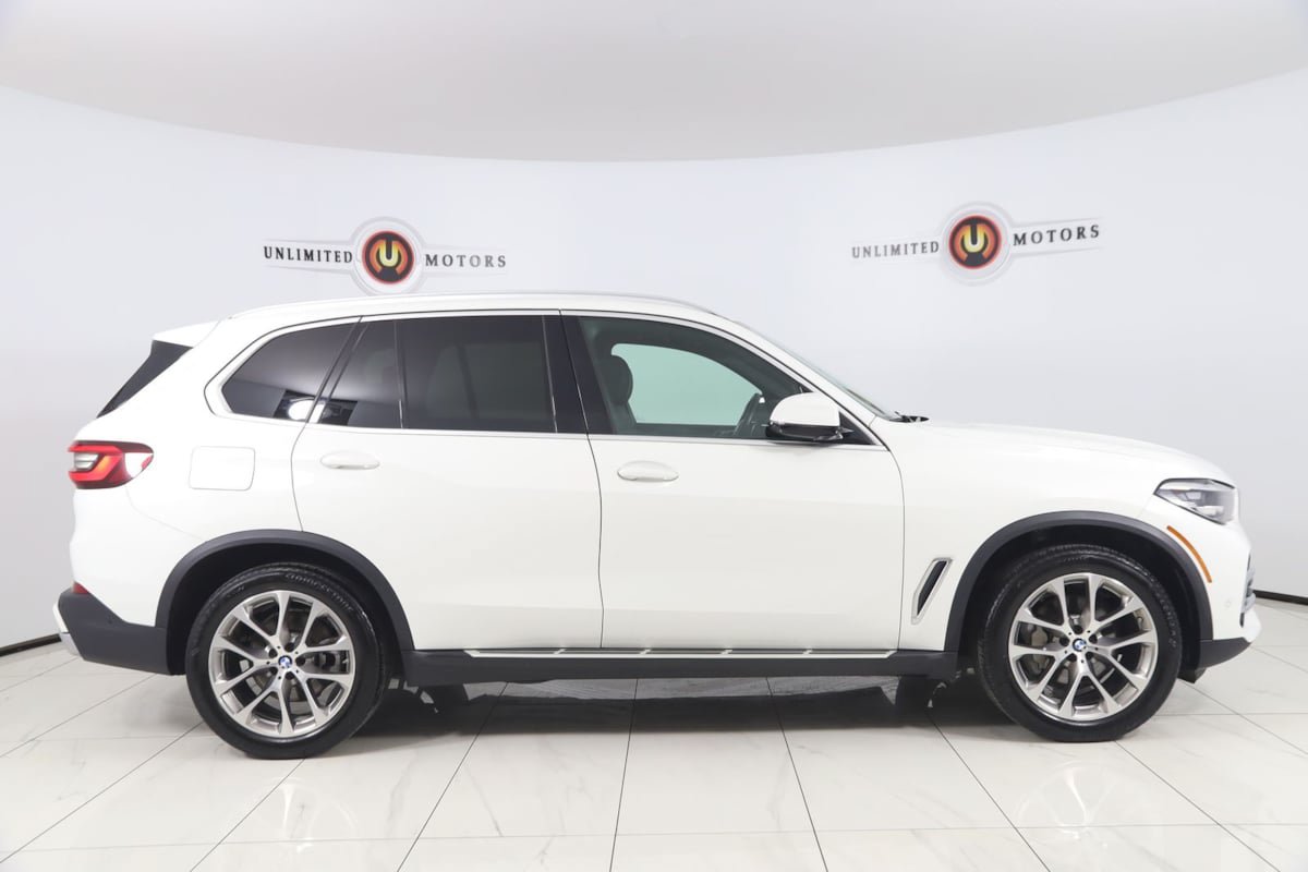 Used 2022 BMW X5 xDrive40i w/ Premium Package AWD/4WD image 2