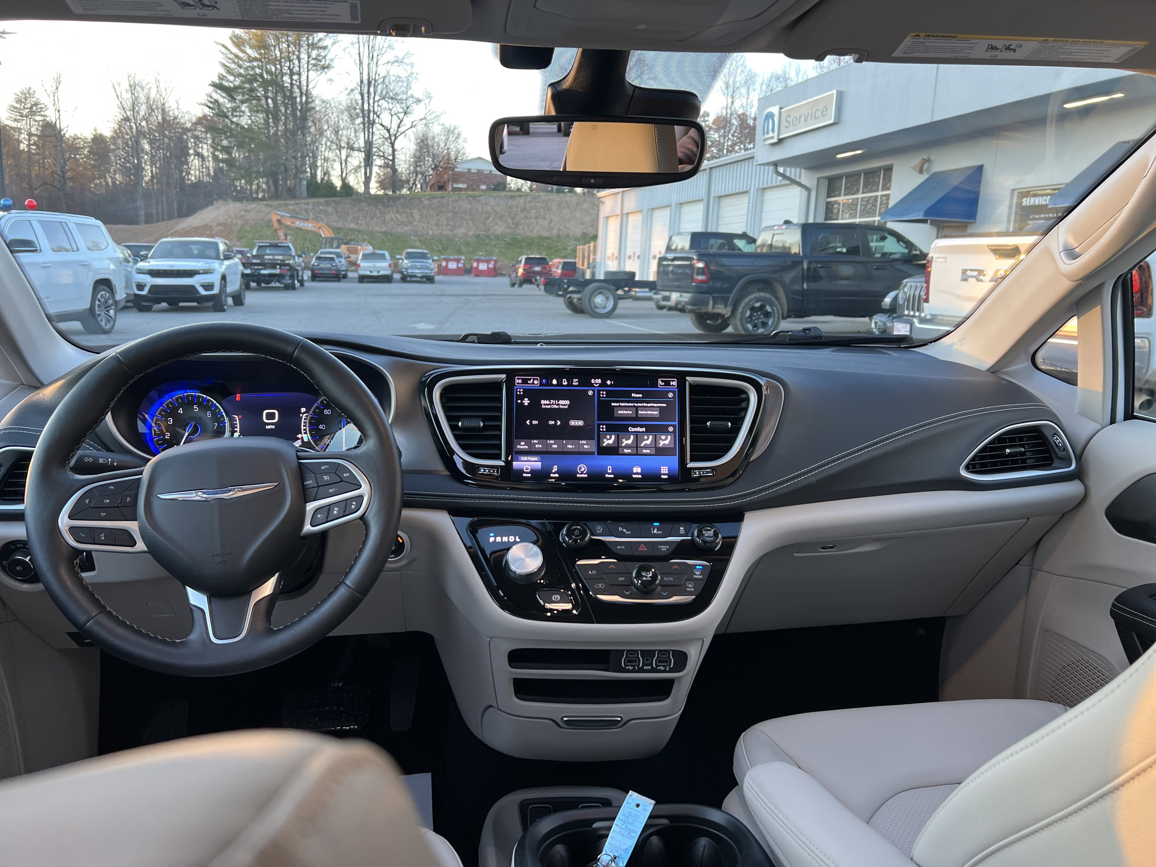 Used 2021 Chrysler Pacifica Touring-L image 12