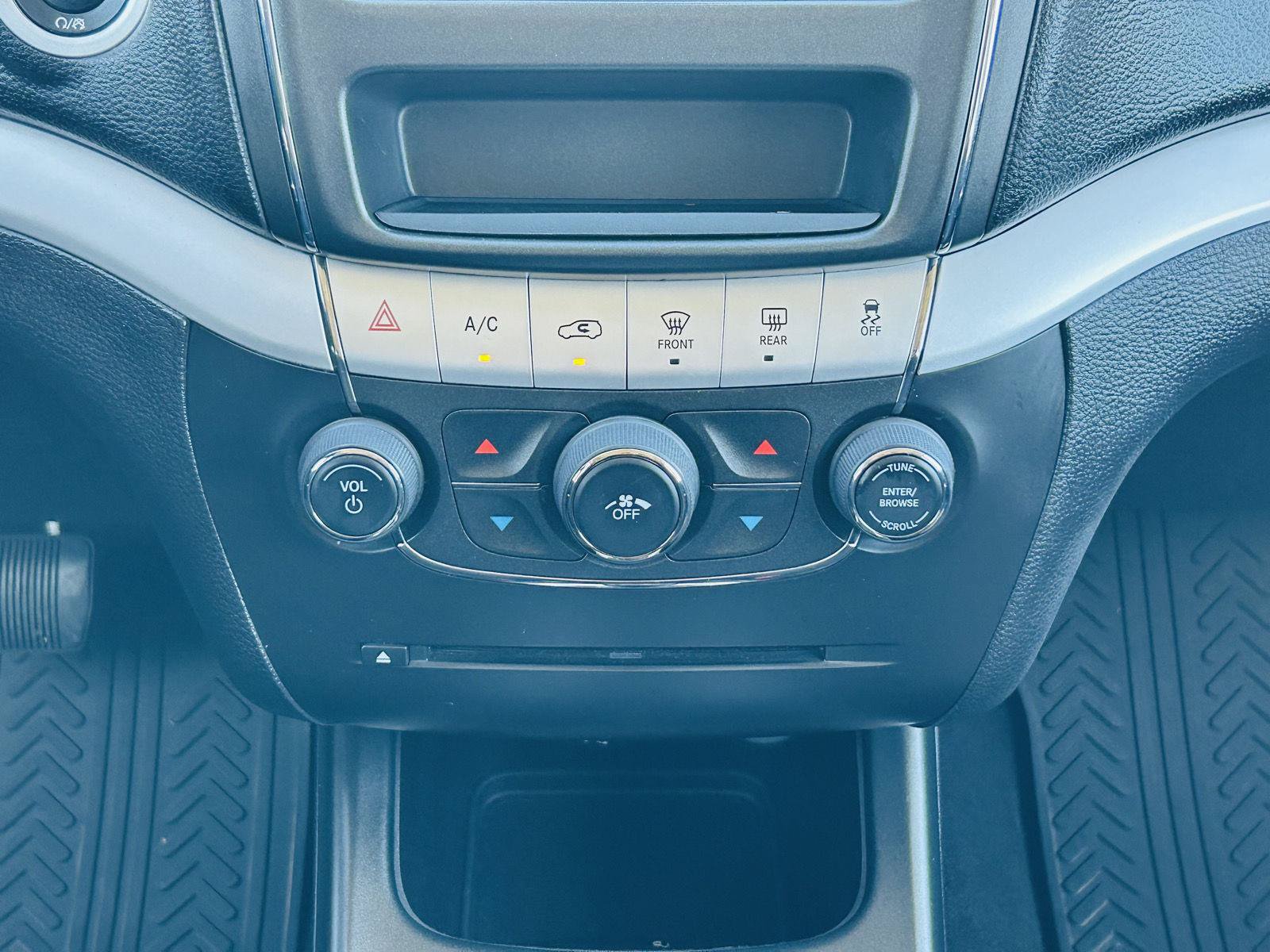 Used 2018 Dodge Journey SE w/ Connectivity Group FWD image 15