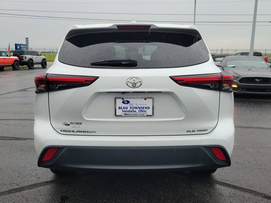 Used 2022 Toyota Highlander XLE AWD/4WD image 6