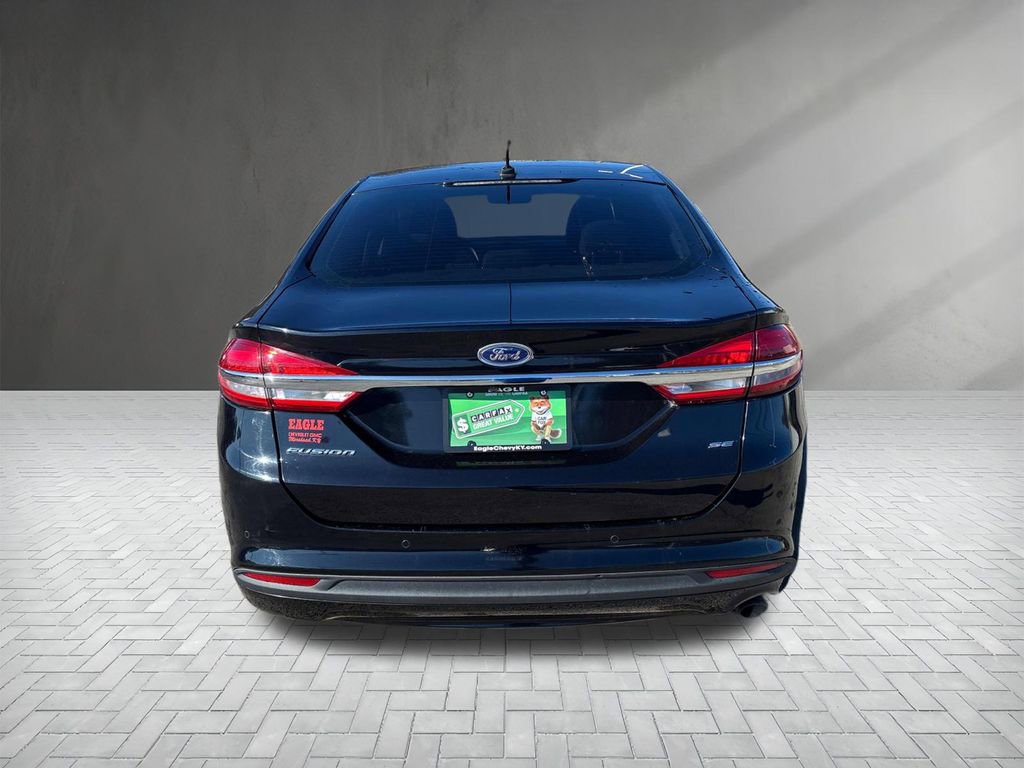 Used 2017 Ford Fusion SE w/ Fusion SE Technology Package image 4