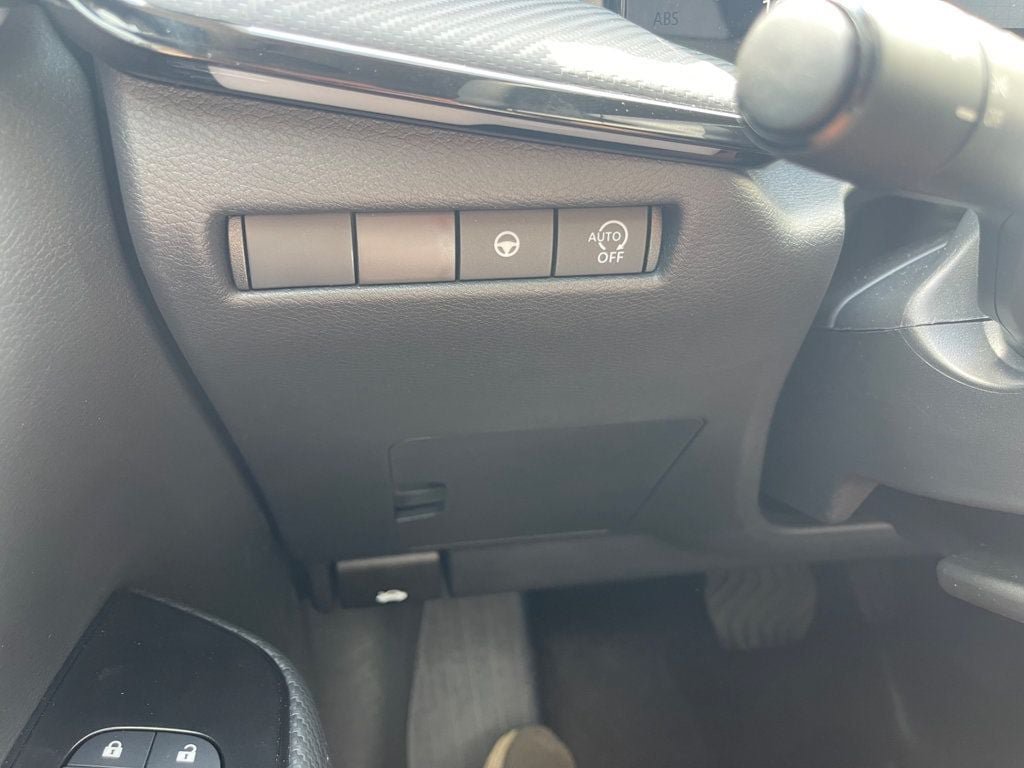 Used 2025 Nissan Kicks SR FWD image 18