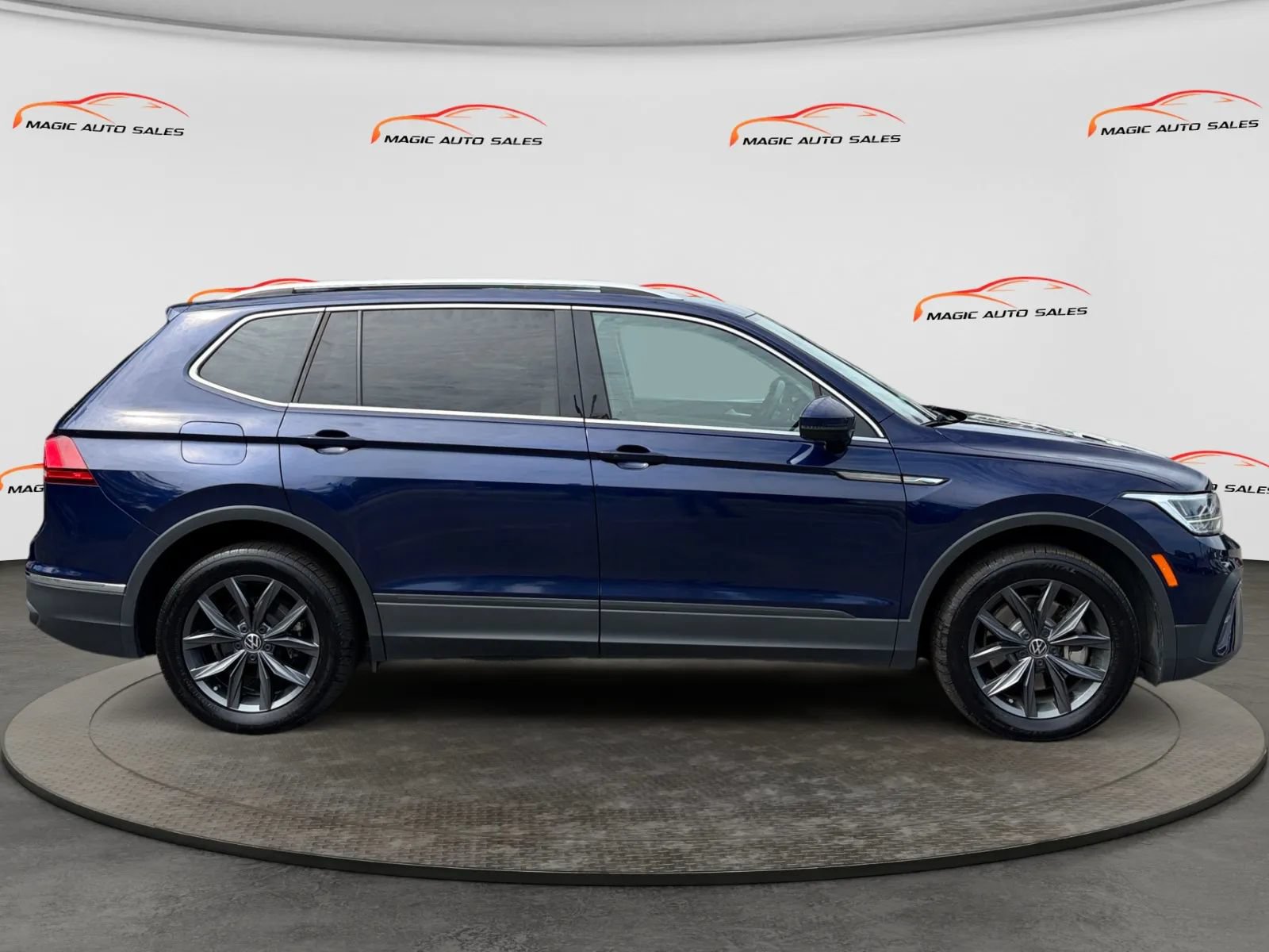 Used 2023 Volkswagen Tiguan SE w/ Panoramic Sunroof Package AWD/4WD image 6
