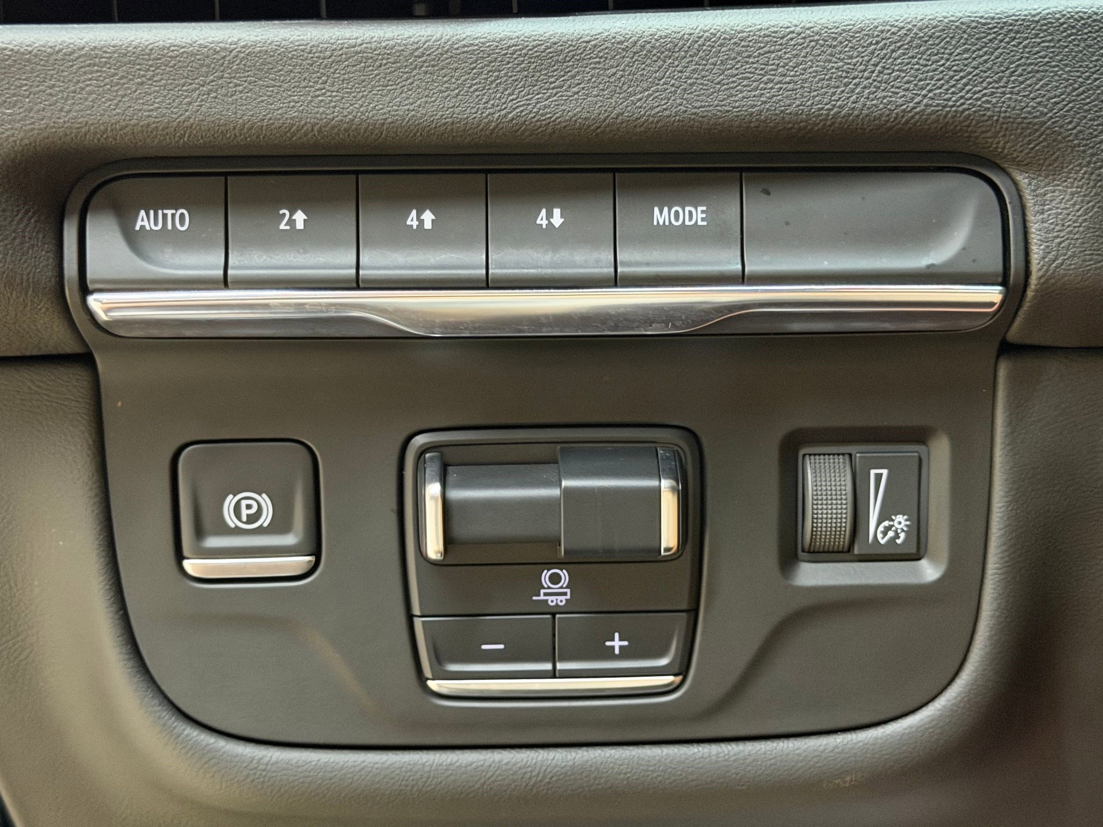 Used 2025 Cadillac Escalade ESV Sport AWD/4WD image 18