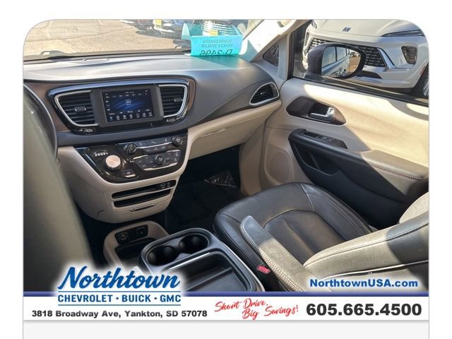 Used 2018 Chrysler Pacifica Touring-L image 16