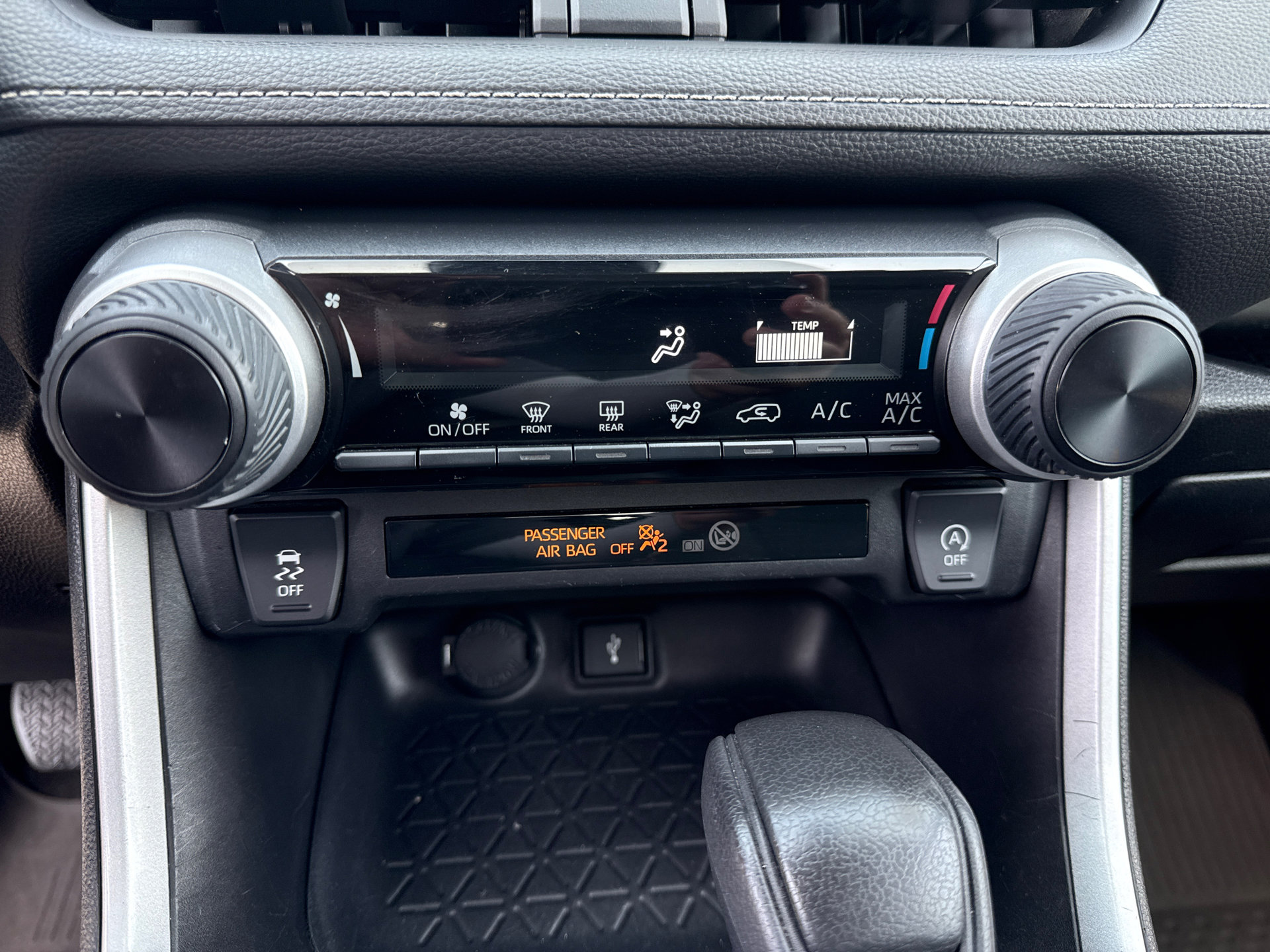 Used 2022 Toyota RAV4 LE image 26