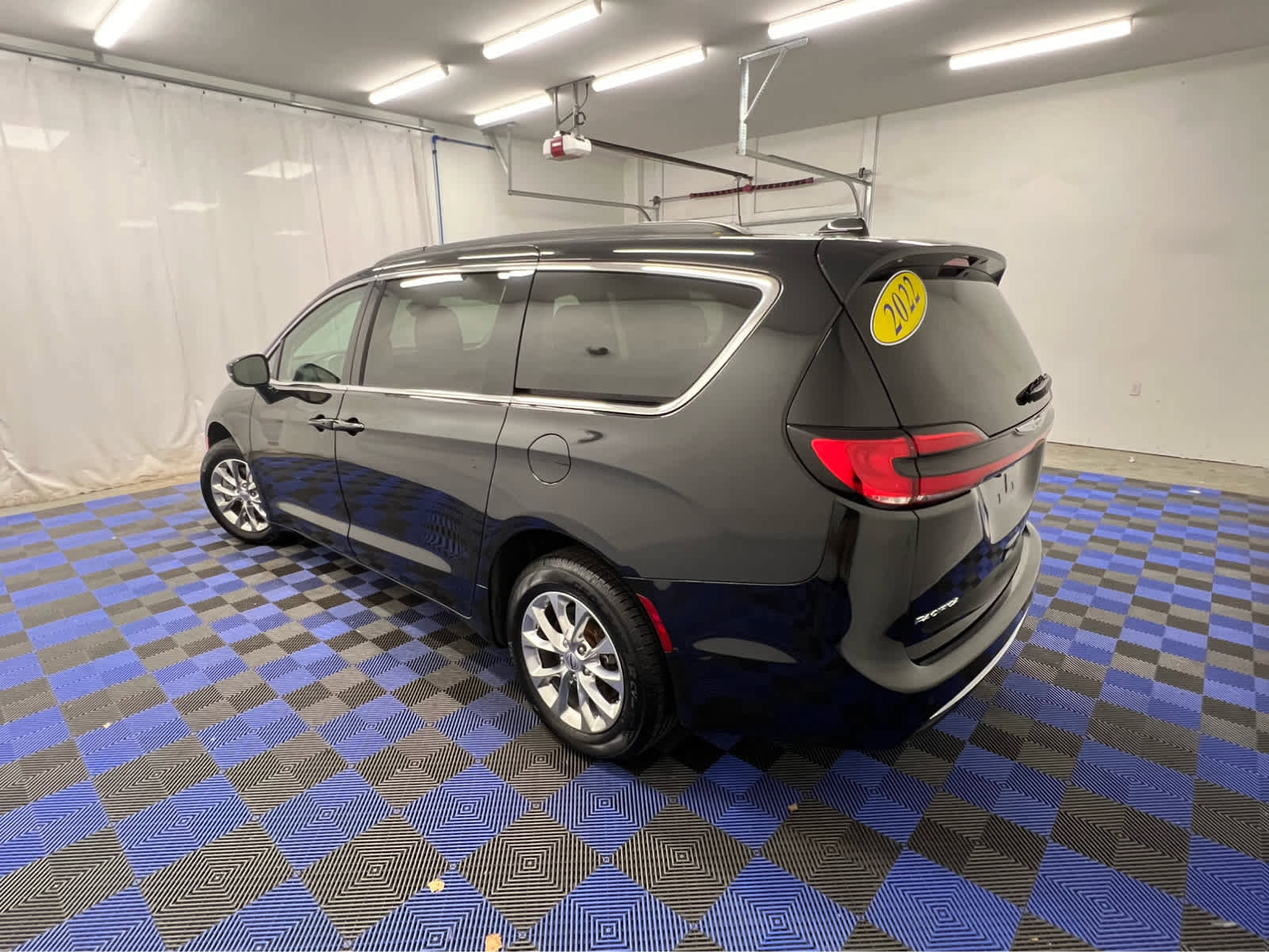 Used 2022 Chrysler Pacifica Touring-L image 17