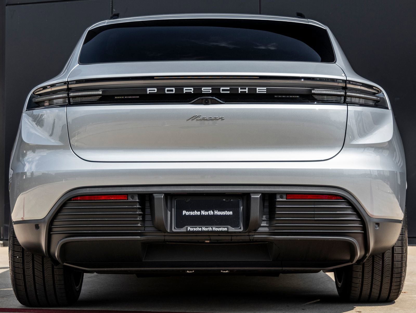 Certified 2025 Porsche Macan Electric image 10