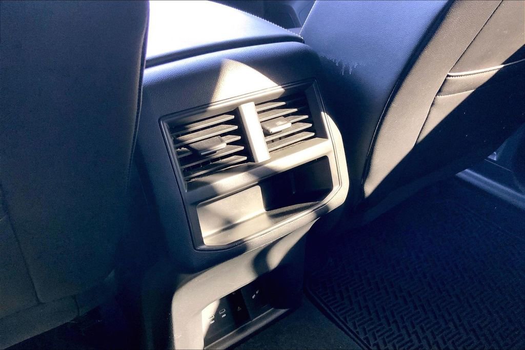 Used 2023 Volkswagen Atlas Cross Sport SE image 32