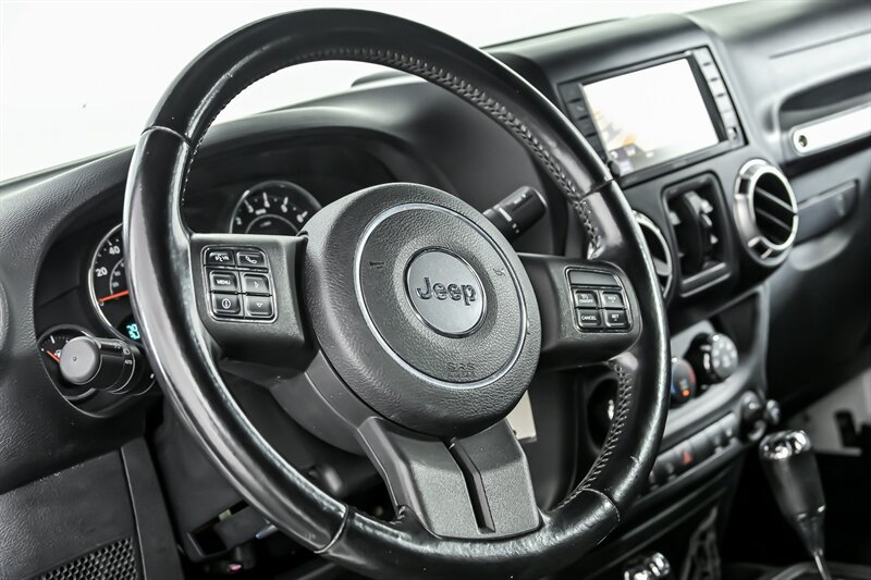Used 2012 Jeep Wrangler Unlimited Sahara w/ Connectivity Group AWD/4WD image 18