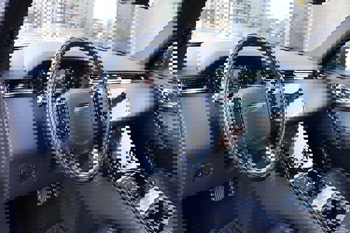 Used 2018 Land Rover Range Rover Velar R-Dynamic SE image 16