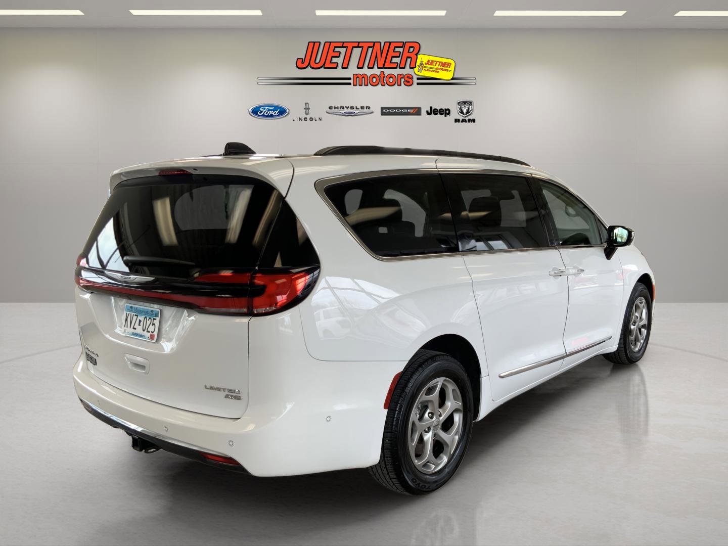 Used 2023 Chrysler Pacifica Limited w/ Trailer Tow Group AWD/4WD image 9